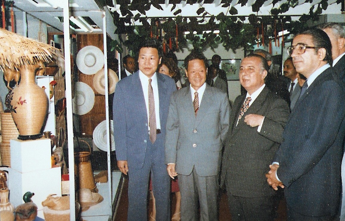 web2、1982年副總經理王維祥同志在塞浦路斯國際博覽會擔任中國館館長時向總統(tǒng)斯皮基普里亞努介紹我司商品.jpg