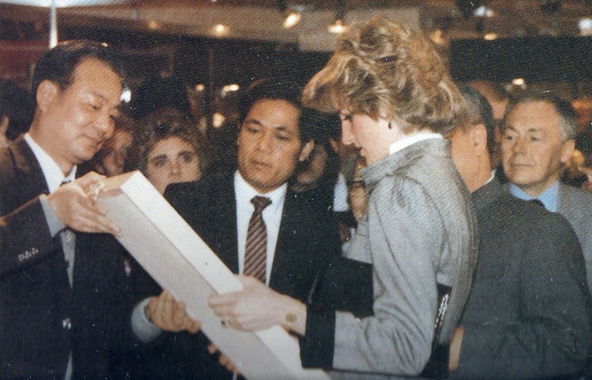 web3、1985年汪潔總經理在英國倫敦《理想家庭博覽會》上向戴安娜王妃贈送《戴安娜王妃》刺繡像。王妃連連稱贊“非常像”.jpg