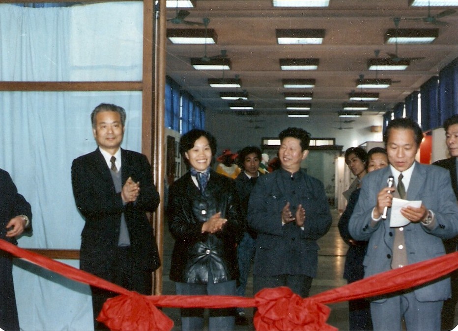 web5、 1987年2月工藝美術學校第一屆畢業(yè)典禮。省二輕總經理葉榮寶、浙江美院院長肖峰與我司總經理汪潔參加剪彩典禮.jpg