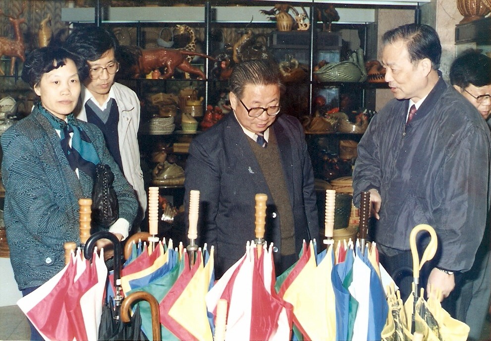 web8、1991年輕工部副部長于珍同志來我司祝賀，在省二輕工業(yè)總公司總經理葉榮寶陪同下參觀我司樣品陳列室，鼓勵我們繼續(xù)發(fā)揚工貿結合的優(yōu)勢.jpg