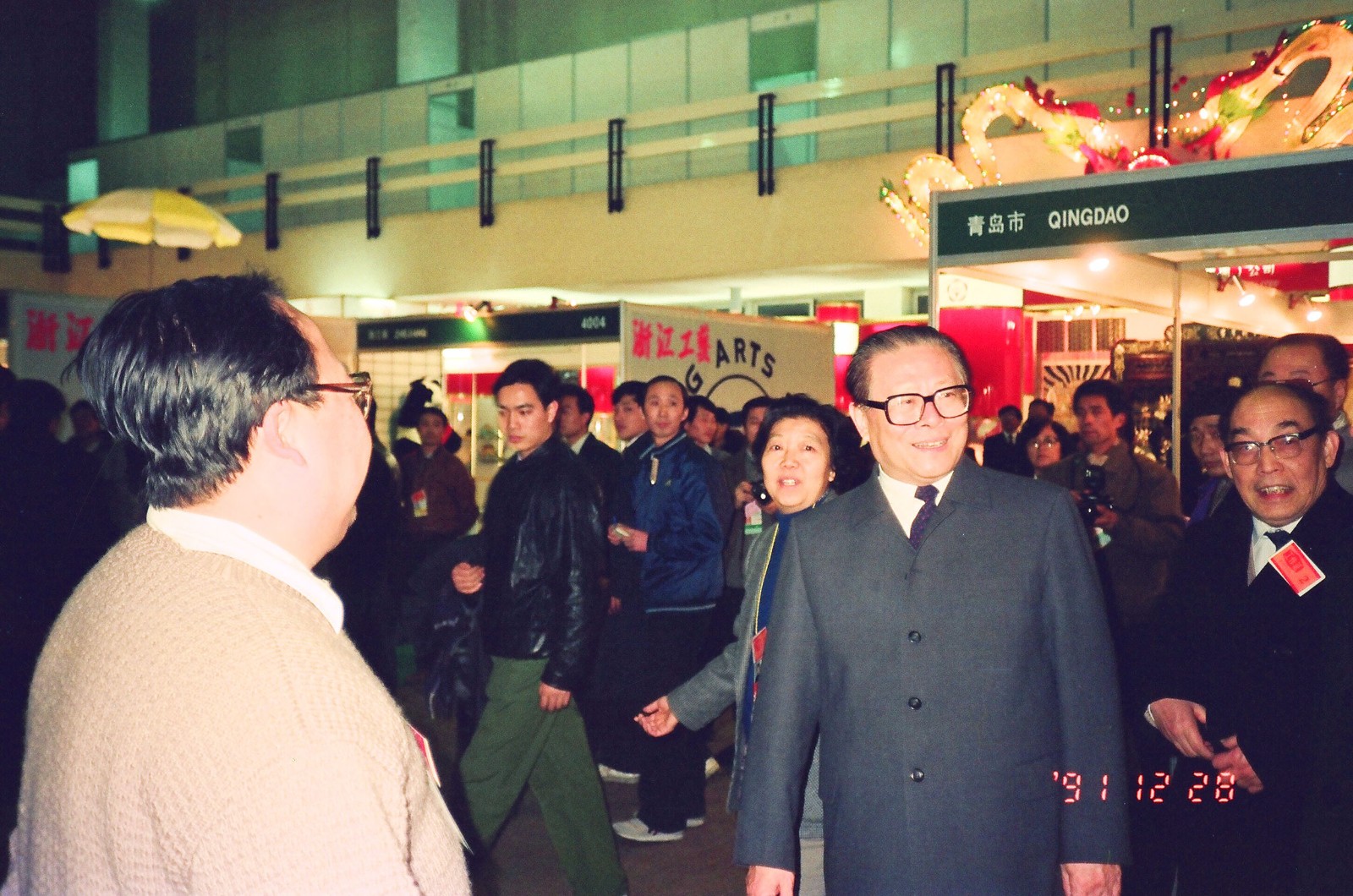 web9、1991年12月中國國際展覽中心舉行全國外貿出口商品生產地成果展覽會，中共中央總書記江澤民同志參觀我司展臺.jpg